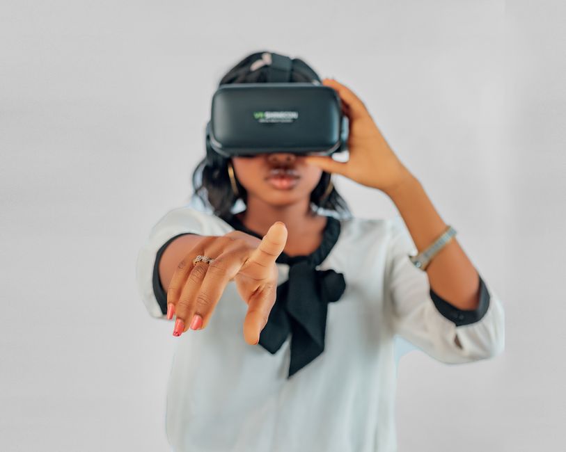 Mlada žena koristi VR headset za imersivno iskustvo