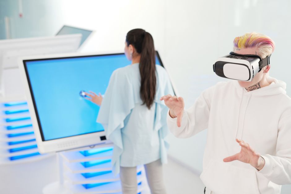 Dvoje mladih koristi VR i touchscreen